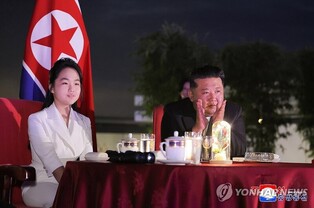 (LEAD) N.K. leader appears to be accompanied by daughter on visit to China: NIS
