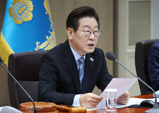 Lee attends Cabinet meeting