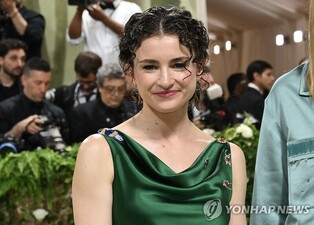 보그, '전설' 애나 윈터 후임 편집장에 39세 클로이 말