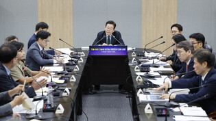 Lee visits S. Korean manufacturing site