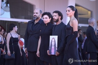 "구하러 오고있죠?" 베네치아 영화제 울린 가자 소녀의 마지막 절규