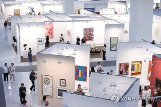 Seoul's dual art extravaganza under way, with strong initial sales