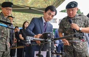 (LEAD) Defense chief unveils plan to foster drone capabilities across military