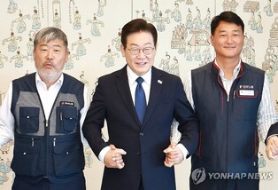 Lee urges umbrella unions to engage in dialogue with gov't, companies