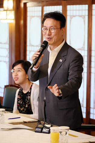 PM Kim meets people with developmental disabilities