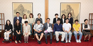 PM Kim meets people with developmental disabilities