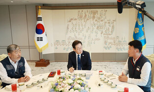 Lee meets labor umbrella groups' leaders