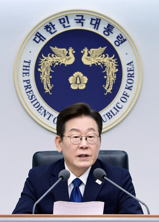 Lee holds 9th meeting with top aides