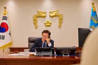 Lee, Mongolian president hold phone talks