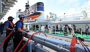(LEAD) Soldiers, fire trucks, Coast Guard ship deployed to supply water to drought-hit Gangneung