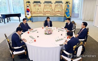 Lee to meet with ruling, opposition party leaders next week