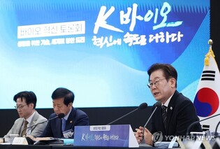 Lee vows to ease regulations in bio industry
