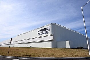 (LEAD) U.S. authorities detain some 450 workers in Hyundai-LG battery plant site raid in Georgia: reports