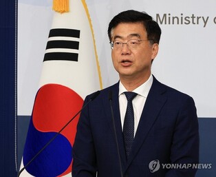 (3rd LD) S. Korea says rights must not be 'unfairly violated' after U.S. raid on Hyundai-LG battery plant site