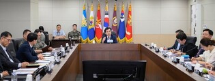 Defense chief attends top military commanders' meeting