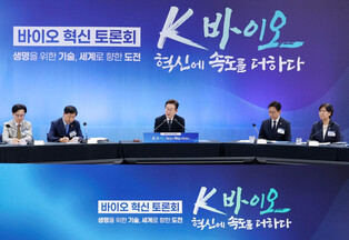 Lee attends debate on bio sector's innovation
