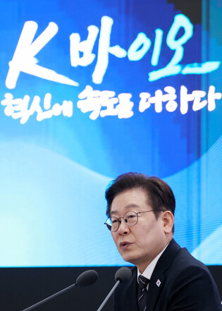 Lee attends debate on bio sector's innovation