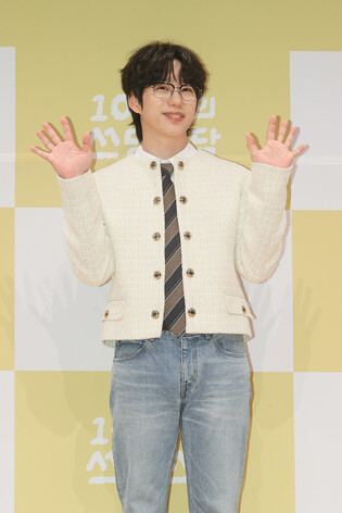 S. Korean singer 10CM