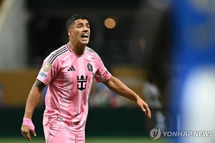 '핵이빨' 수아레스, 상대 스태프에 침 뱉어 6경기 출전정지
