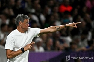 PSG 엔리케 감독, 자전거 사고로 쇄골 골절…수술받기로