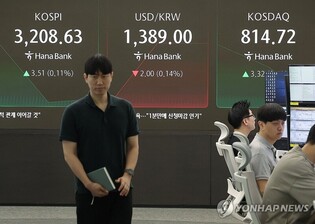 Seoul stocks trim earlier gains late Mon. morning on retail selling