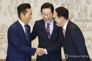 Lee holds meeting with leaders of ruling, opposition parties