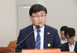 Environment minister at parliamentary session