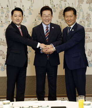 Lee meets ruling, opposition party leaders