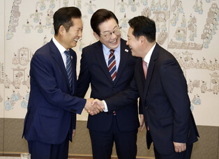 Lee meets ruling, opposition party leaders