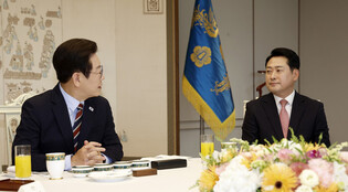 Lee meets ruling, opposition party leaders