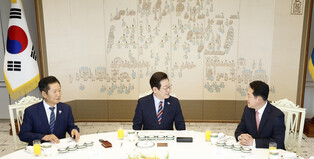 Lee meets ruling, opposition party leaders