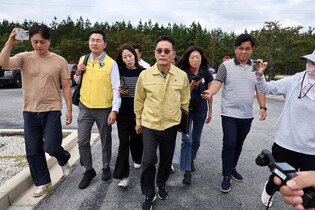 Consular officials meet Koreans detained in immigration crackdown