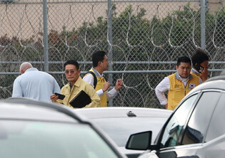 Consular officials meet Koreans detained in immigration crackdown