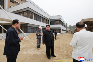 N.K. leader inspects hospital construction site
