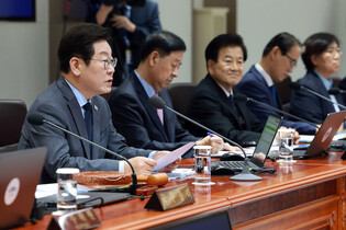 Lee attends Cabinet meeting