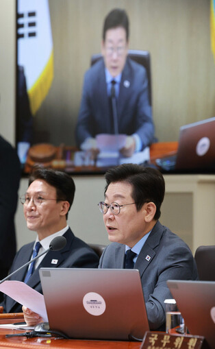 Lee attends Cabinet meeting