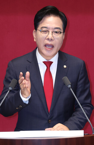 Policy speech at parliament by opposition party's floor leader