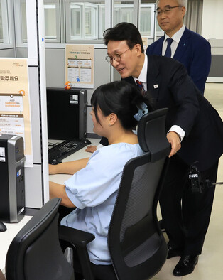 PM Kim visits counseling facility for suicide prevention