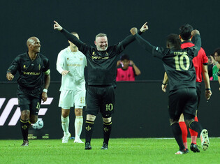 Wayne Rooney turns back clock