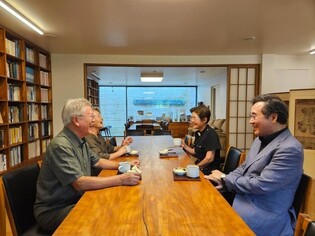 Minor party's leader meets ex-President Moon