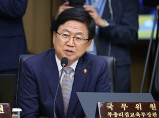 Education minister attends Cabinet meeting