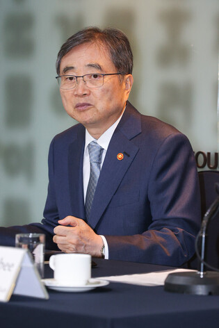 FM Cho meets foreign correspondents