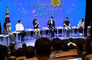 Lee holds talk show with youths