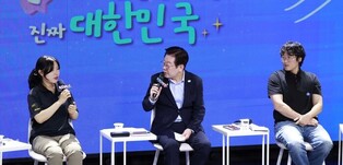 Lee holds talk show with youths