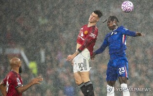 맨유, 10대10 우중 혈투 끝에 첼시 2-1 제압…10위로 상승