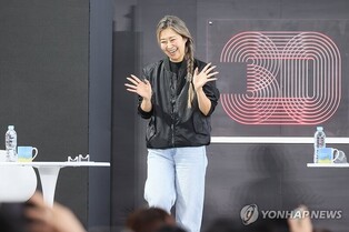 '영화의 바다로'…부산국제영화제 주말 맞아 팬들 북적