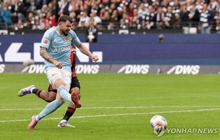 '버크 해트트릭' 우니온 베를린, 프랑크푸르트에 4-3 신승