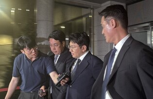 방시혁, 12시간 반 경찰 2차 조사 마쳐…굳은 얼굴로 묵묵부답