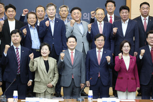 Opposition party holds policy meeting with industry body