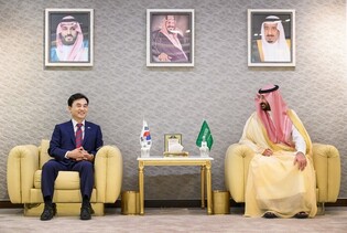 Defense chief meets Saudi Arabian minister for national guard